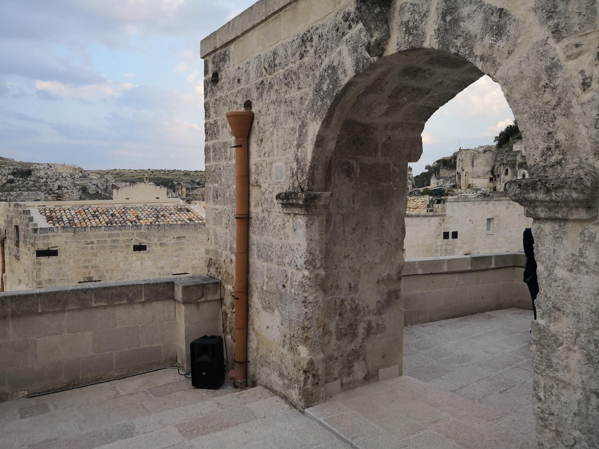 Aquatio Cave Luxury Hotel & Spa Matera Exterior photo The gate of the castle